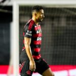 Atitude de Danilo no empate do Flamengo gera debate nas redes sociais