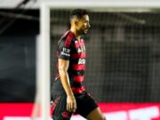 Atitude de Danilo no empate do Flamengo gera debate nas redes sociais