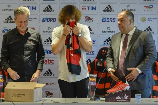 David Luiz beija o Manto Sagrado em coletiva de apresentação no Flamengo