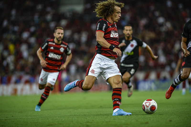 AGORA  David Luiz sente dores e está fora de jogo do Flamengo