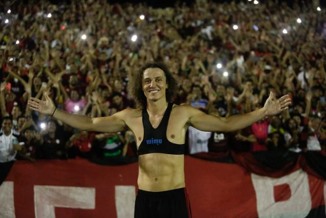 David Luiz faz a festa com a torcida rubro-negra na partida contra o Altos na Copa do Brasil