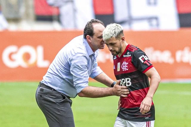 De Arrascaeta e Ceni durante uma partida do Flamengo no Campeonato Brasileiro de 2020