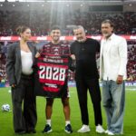 Arrascaeta revela nome do primeiro filho em homenagem do Flamengo no Maracanã