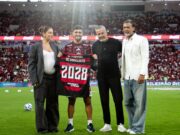 Arrascaeta revela nome do primeiro filho em homenagem do Flamengo no Maracanã