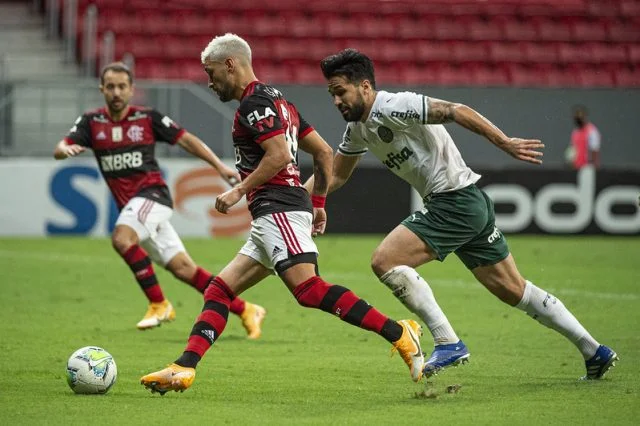 De Arrascaeta em ação pelo Flamengo durante a partida contra o Palmeiras no Campeonato Brasileiro de 2020