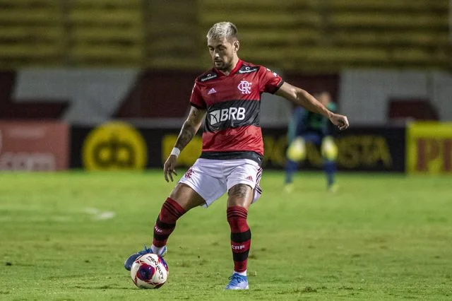 De Arrascaeta em ação pelo Flamengo durante o jogo contra o Bangu no Campeonato Carioca de 2021
