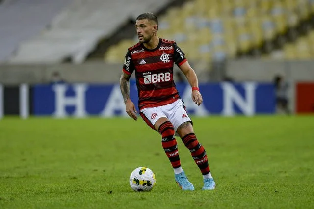 De Arrascaeta em ação pelo Flamengo durante o jogo contra o Cuiabá pelo Campeonato Brasileiro de 2022