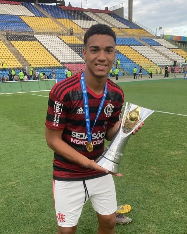 Denílson Alves posa para foto com a taça do Campeonato Brasileiro Sub-20