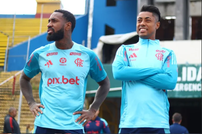 Gerson e Bruno Henrique durante o treino do Flamengo - Foto: Gilvan de Souza/CRF