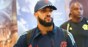 Juninho em viagem com a delegação do Flamengo - Foto: Gilvan de Souza/CRF