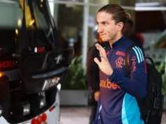 Filipe Luís desembarcando com a delegação do Flamengo - Foto: Gilvan de Souza/CRF