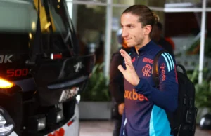 Filipe Luís desembarcando com a delegação do Flamengo - Foto: Gilvan de Souza/CRF