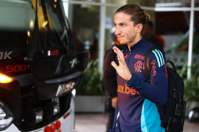 Filipe Luís desembarcando com a delegação do Flamengo - Foto: Gilvan de Souza/CRF