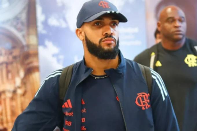Juninho em viagem com a delegação do Flamengo - Foto: Gilvan de Souza/CRF