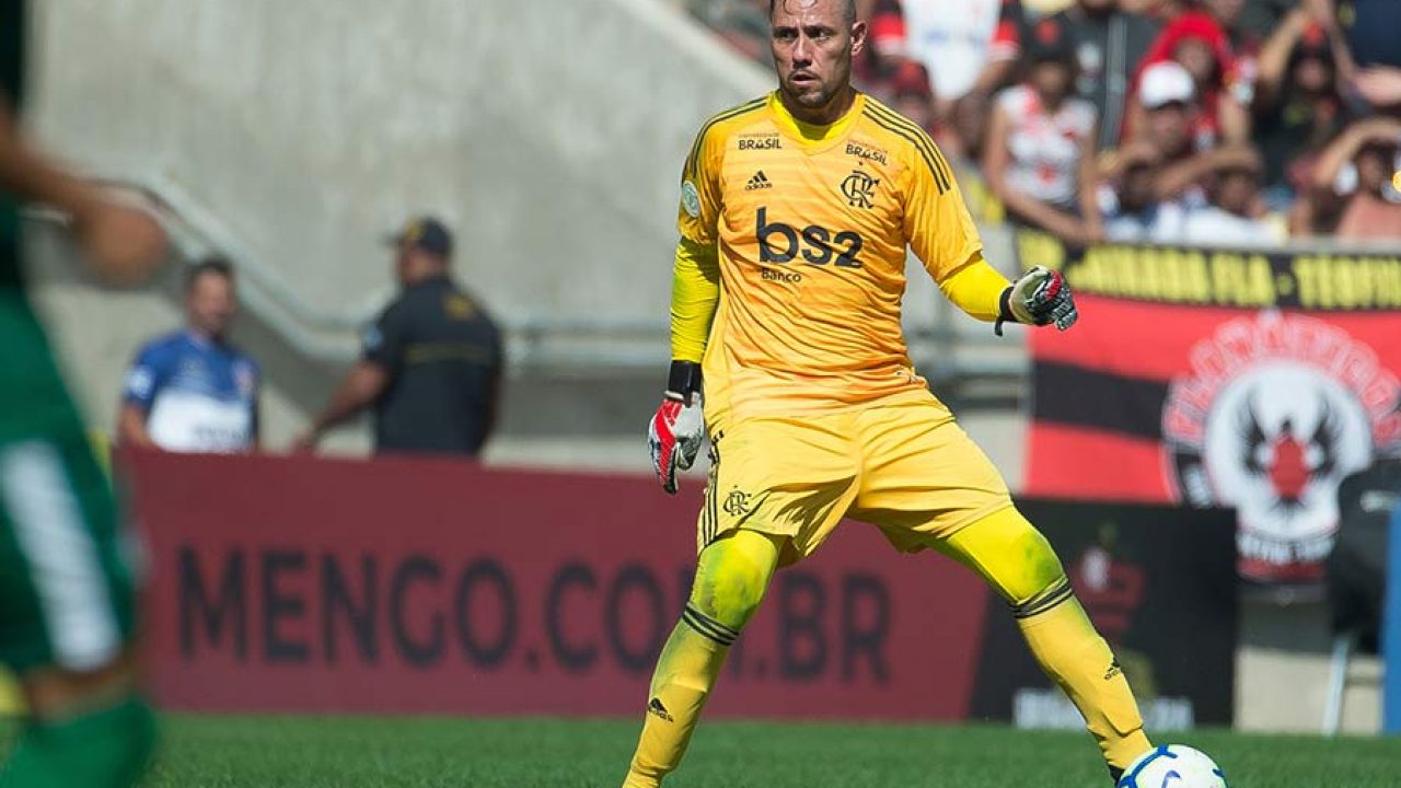 É o melhor goleiro do Brasil! Diego Alves leva o prêmio Bola de