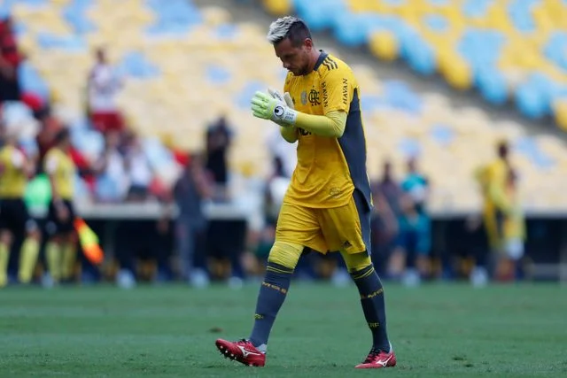 Diego Alves em ação pelo Flamengo contra o Athletico no Brasileirão 2021
