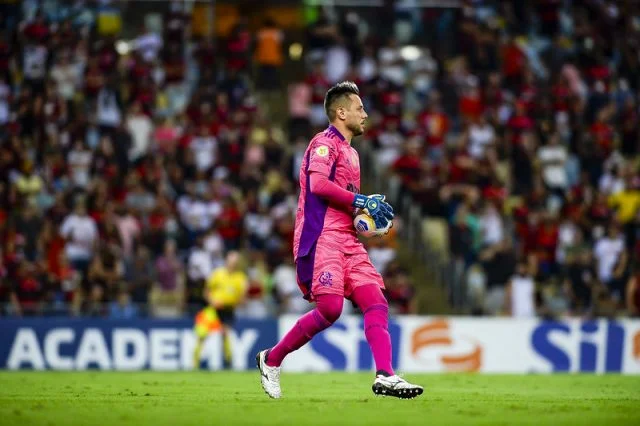 Diego Alves em ação pelo Flamengo contra o Atlético-GO pelo Campeonato Brasileiro em 2021
