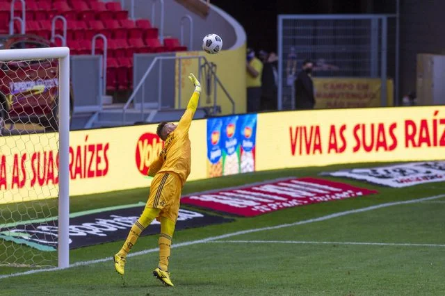 Diego Alves em ação pelo Flamengo durante o jogo contra o Palmeiras na Supercopa do Brasil de 2021