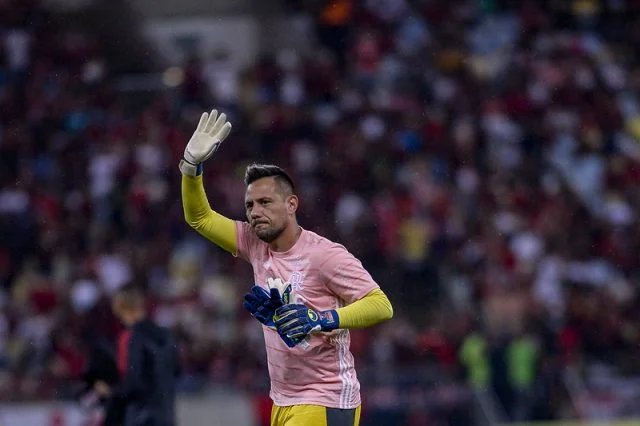Diego Alves em aquecimento para partida entre Flamengo e Ceará pelo Campeonato Brasileiro 2021