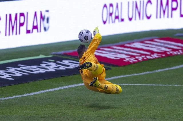 Diego Alves se estica para defender pênalti durante o jogo entre Flamengo e Palmeiras