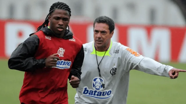 Diego Maurício e Vanderlei Luxemburgo durante um treinamento do Flamengo