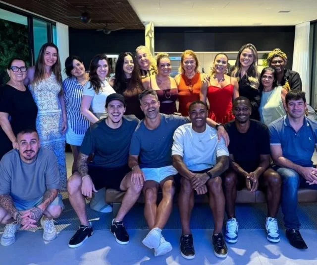 Diego Ribas, Pedro, Vitinho e Juan, do Flamengo, fazem confraternização