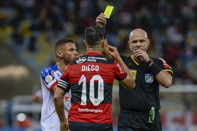 Diego Ribas é expulso de jogo contra o Bahia após apertar o pescoço de Rossi