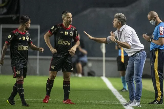 Diego Ribas em ação pelo Flamengo contra o Santos no Campeonato Brasileiro 2021