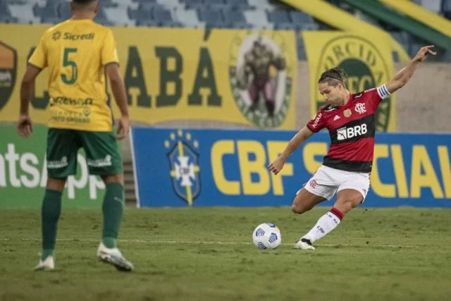 Diego Ribas em ação pelo Flamengo diante da equipe do Cuiabá pelo Campeonato Brasileiro da temporada de 2021