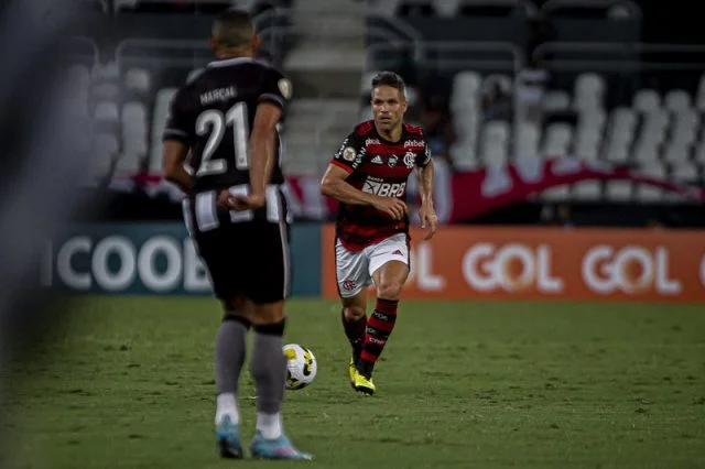 Diego Ribas em ação pelo Flamengo durante a partida contra o Botafogo pelo Campeonato Brasileiro de 2022