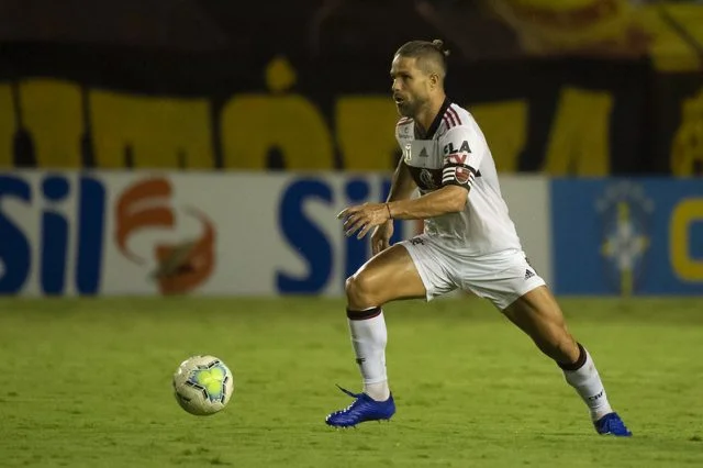 Diego Ribas em ação pelo Flamengo durante a partida contra o Sport no Campeonato Brasileiro de 2020