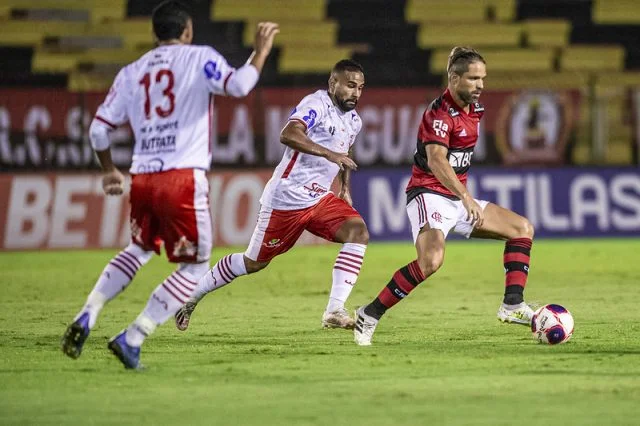 Diego Ribas em ação pelo Flamengo durante o jogo contra o Bangu no Campeonato Carioca de 2021
