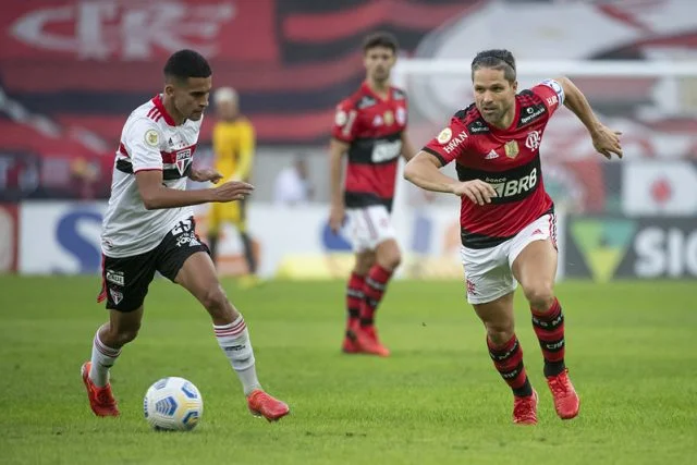 Diego Ribas em ação pelo Flamengo durante o jogo contra o São Paulo pelo Brasileirão da temporada de 2021