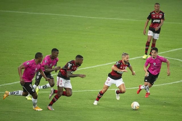 Diego Ribas em ação pelo Flamengo na partida contra o Independiente del Valle pela Copa Libertadores de 2020