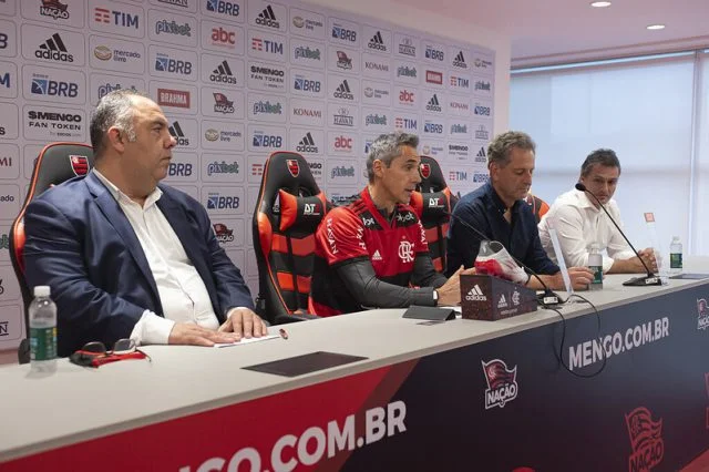 Dirigentes do Flamengo e Paulo Sousa em coletiva de apresentação do novo técnico