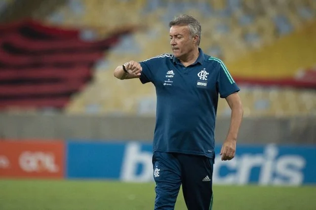 Domènec Torrent durante a partida contra o Bragantino pelo Campeonato Brasileiro de 2020