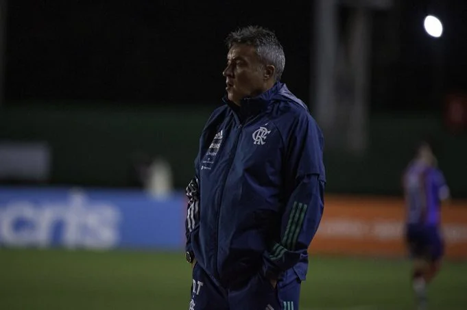 Dome volta ao Fla após 15 dias e troca sufoco por astral renovado no clube