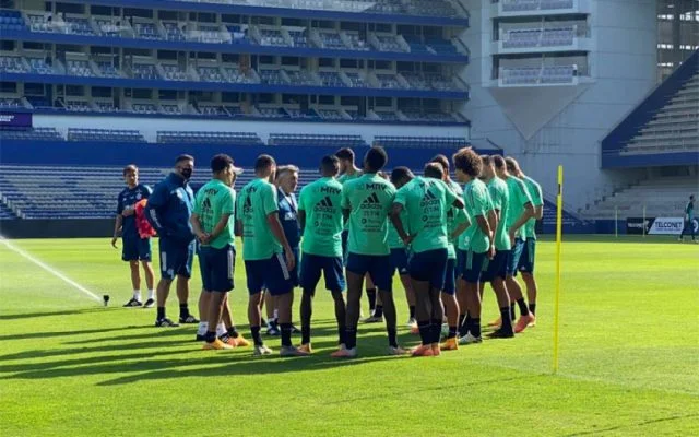 Domènec Torrent orienta jogadores do Flamengo durante um treinamento no estádio George Capwell, em Guayaquil
