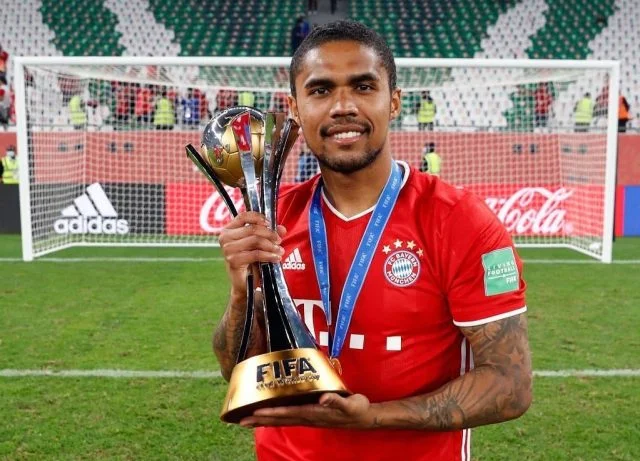 Douglas Costa com troféu do Mundial de Clubes pelo Bayern de Munique