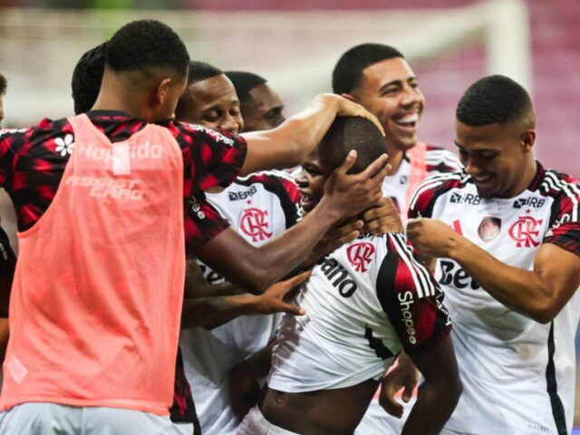 Douglas Telles marca seu primeiro gol como profissional do Flamengo