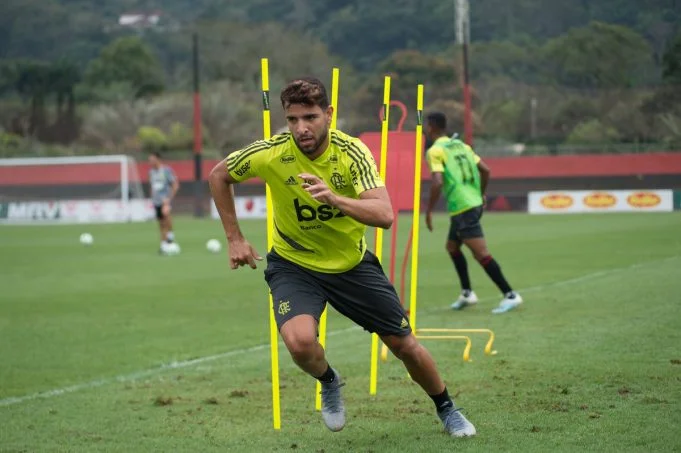 Diretoria avalia proposta e meio-campista do Flamengo pode ser negociado ao futebol japonês; veja valores