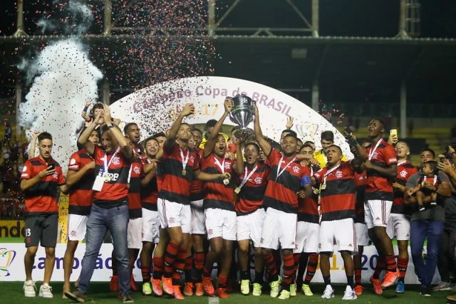 Elenco Sub-17 do Flamengo levanta a taça da Copa do Brasil da categoria