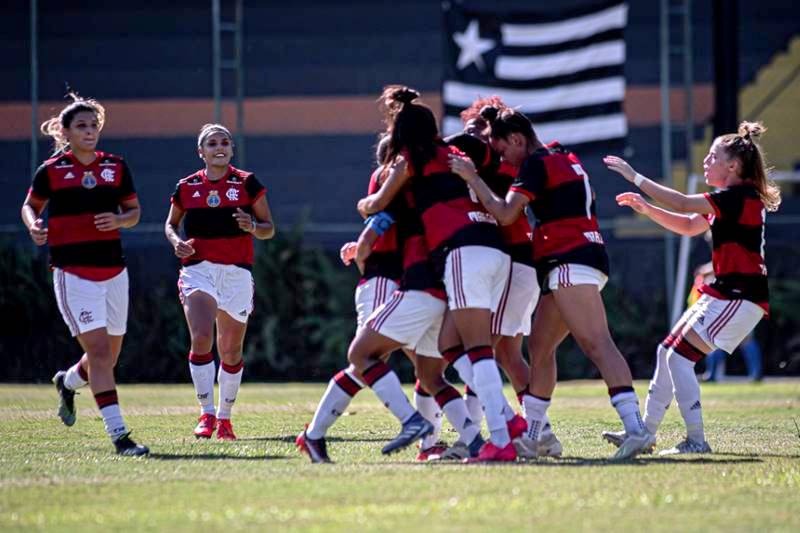 Jogadores do Flamengo ganham versão feminina; veja fotos