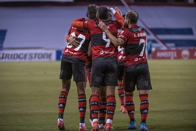 Elenco do Flamego comemorando gol de Bruno Henrique pela Libertadores