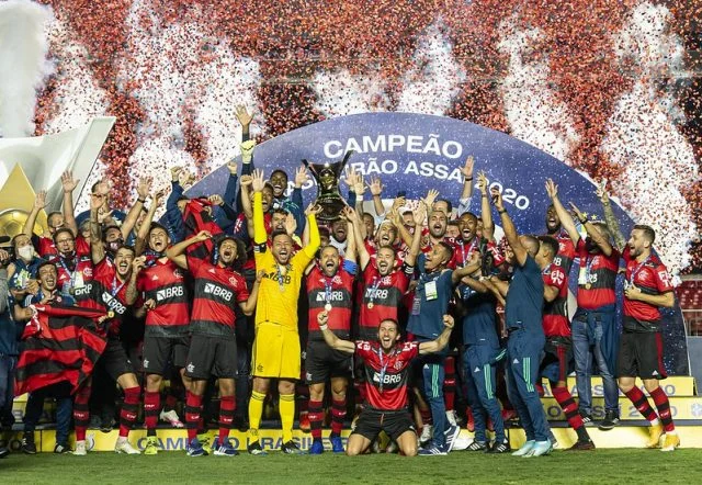 Elenco do Flamengo levanta a taça do Brasileirão de 2020 no estádio do Morumbi