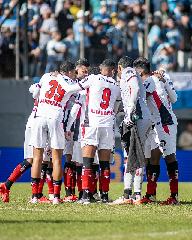 Elenco do Vitória antes do jogo contra o Grêmio pelo Campeonato Brasileiro de 2024