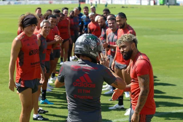 Equipe do Flamengo comemora aniverário de membro da comissão técnica de Paulo Sousa