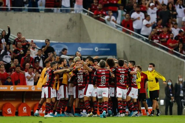 Equipe do Flamengo comemora gol marcado contra a Universidad Católica com Paulo Sousa