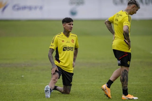 Erick Pulgar e Guilhermo Varela em treino do Flamengo no Ninho do Urubu