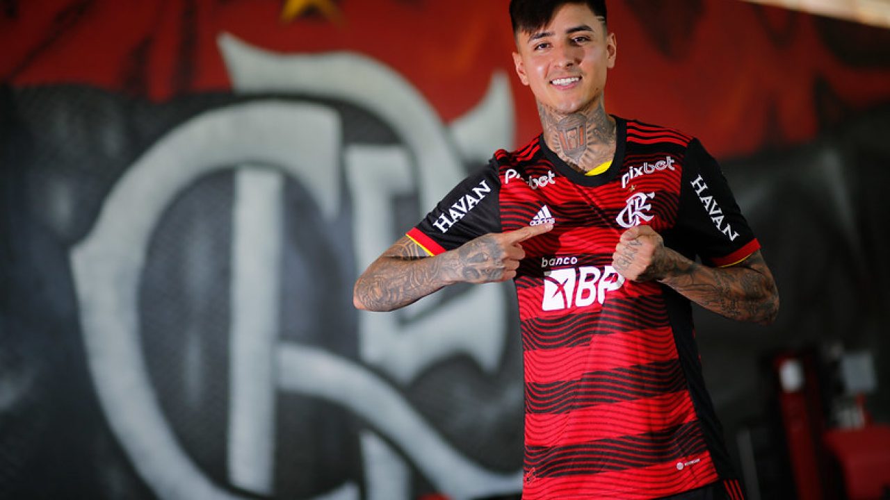 Flamengo anuncia a contratação do volante chileno Erick Pulgar